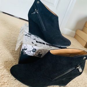 Black High Wedged Zipper Bootie